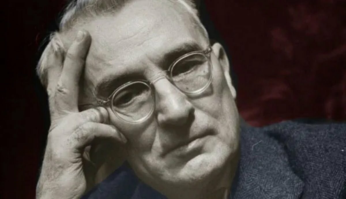 Mastering the Art of Relationship Building A Review of Dale Carnegie’s