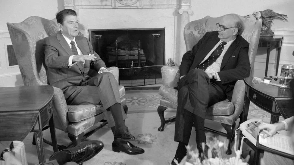 President Ronald Reagan talking to Paul Volcker in 1981