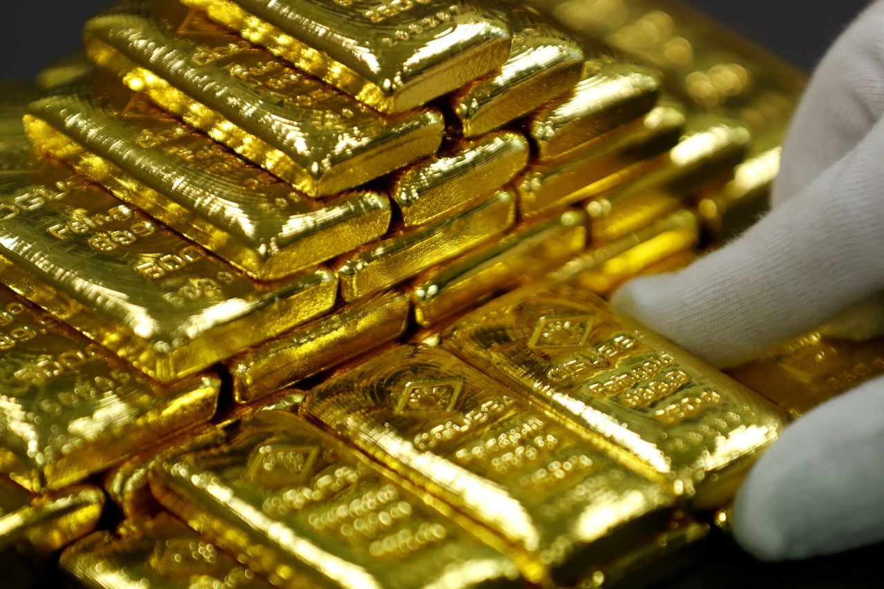 Central Banks' Dance with Gold: Hedging Against Uncertainty in a Volatile Economic Landscape