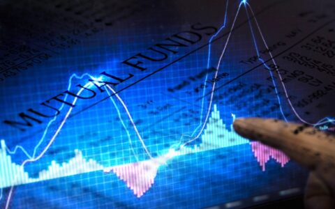 Navigating the Investment Landscape: A Comprehensive Guide to Mutual Funds vs. ETFs – Which Option is Right for You?