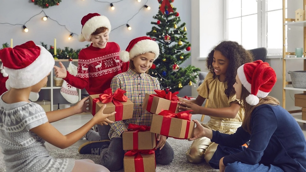 Smart Strategies: 12 Ways to Save on Holiday Gifts Without Breaking the Bank